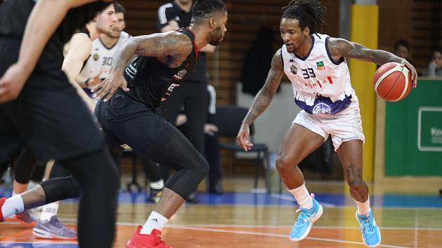 V posledním vzájemném měření sil brněnský Basket (v bílém) porazil Nymburk 90:72.