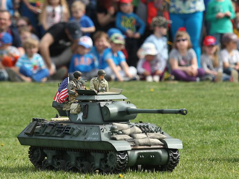 Realistické modely v měřítku jedna ku šesti se spolu utkaly při představení World War II Cirkus.