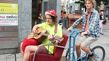 Umělci v Brně hráli na autech, balkónech, rikšách i na ulici. Součástí festivalu Maraton hudby byl i busking