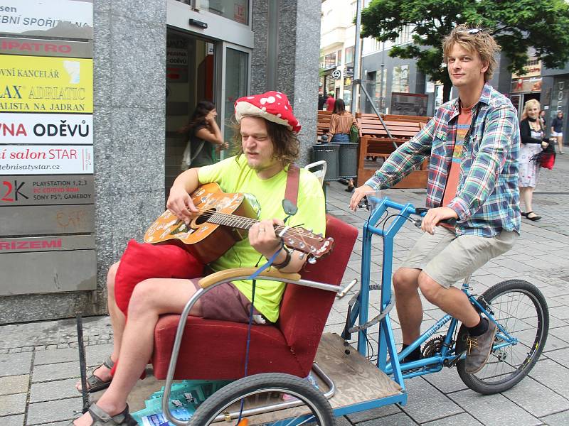 Umělci v Brně hráli na autech, balkónech, rikšách i na ulici. Součástí festivalu Maraton hudby byl i busking