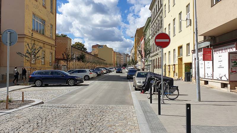 Zrekonstruovaná Gorkého ulice v Brně, do které zástupci města vrátí cykloobousměrku.
