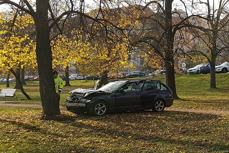 Netradiční pohled do Björnsonova sadu v Brně. Stálo tam o strom nabourané auto.