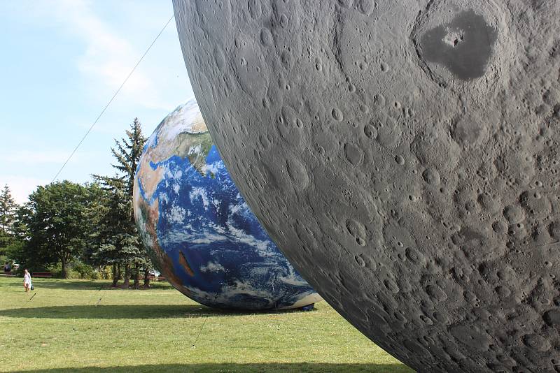 Nafukovacího Měsíce a Země se už lidé v Brně dotknout mohli. Nyní je čeká Mars.