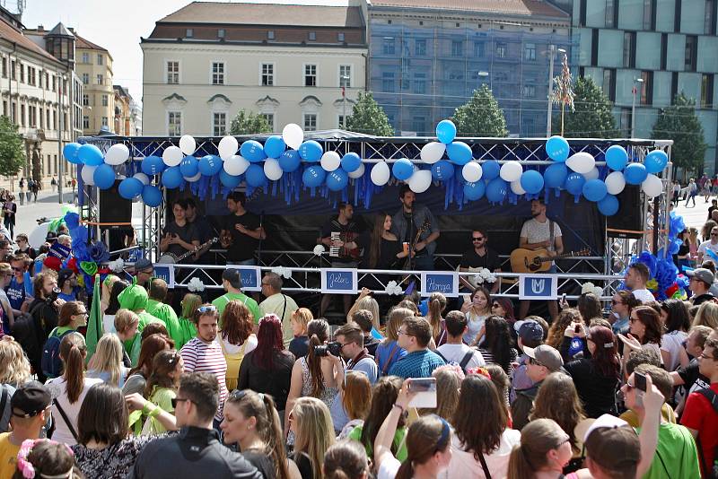 Tisíce studentů se zúčastnily majálesového průvodu z náměstí Svobody na brněnské výstaviště za doprovodu kapel.