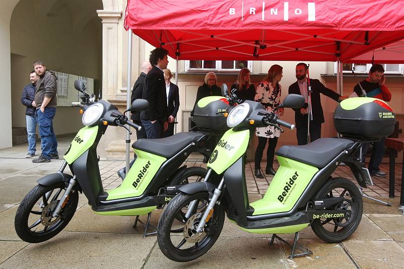 Podpis memoranda o spolupráci mezi městem Brnem a zástupci společnosti ŠKODA AUTO DigiLab o provozu elektrických skútrů BeRider.