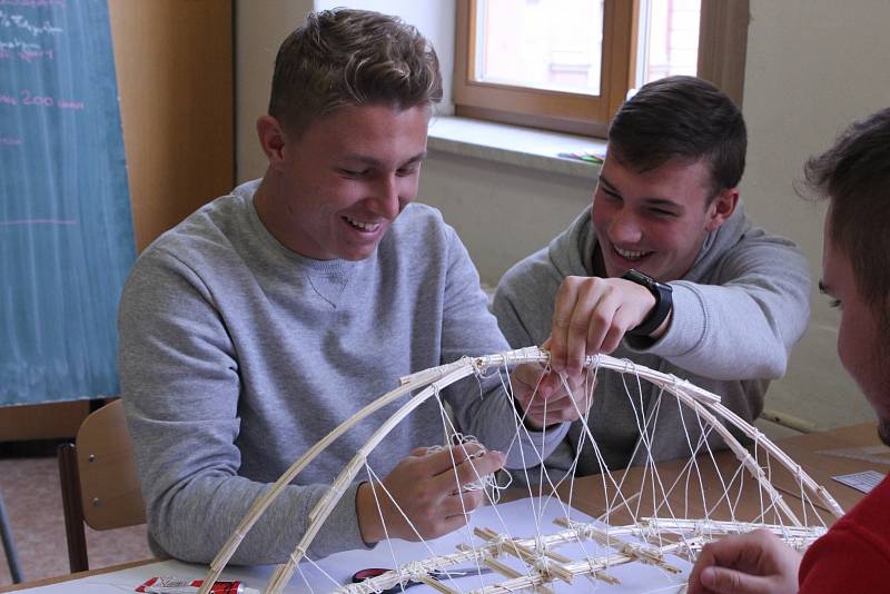 Studenti si vyzkoušeli své znalosti v praxi. Ředitel školy vyhlásil již čtvrtý ročník soutěže ve stavbě mostu ze špejlí.