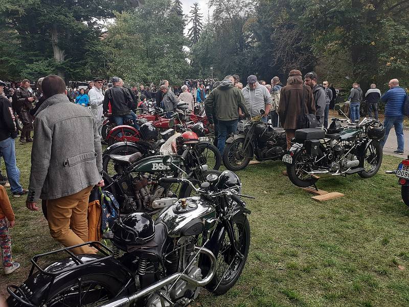 Milovníci historických automobilů i motocyklů si první říjnovou sobotu přišli na své při tradičním závodu Brno-Soběšice.