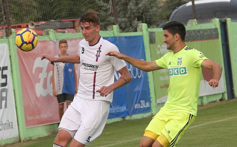 Fotbalisté Líšně (bílé dresy) podlehli v poháru prvoligové Karviné jasně 0:4.