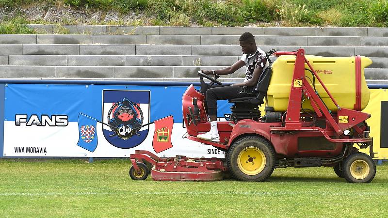 Líšeňský fotbalista Lamine Fall se vedle hraní stará i o hřiště a zázemí stadionu.