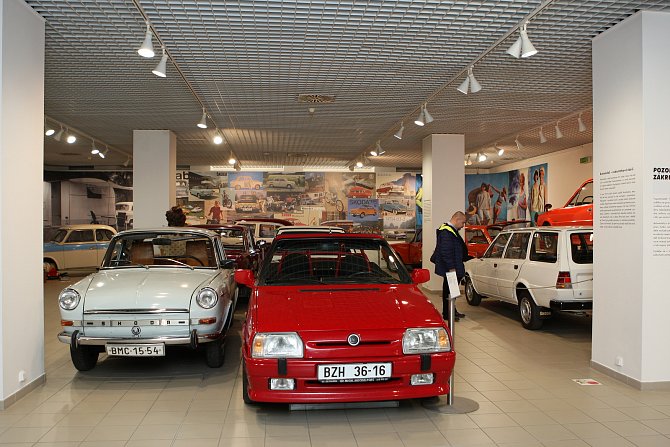 Expozice Pozor zákruta! v brněnském Technickém muzeu nabízí ukázky automobilů a motocyklů z období reálného socialismu.