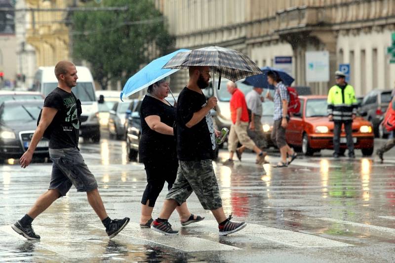 Prudký déšť zkomplikoval ve čtvrtek dopravu v Brně.