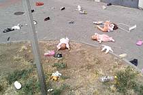 Plyšové hračky, panenky i dětská obuv skončily rozházené na chodníku před domem v Brně.