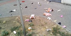 Plyšové hračky, panenky i dětská obuv skončily rozházené na chodníku před domem v Brně.