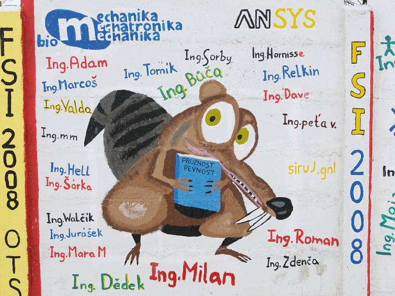 Studenti na zeď malují kromě svých jmen s nově získaným titulem také různé veselé motivy.