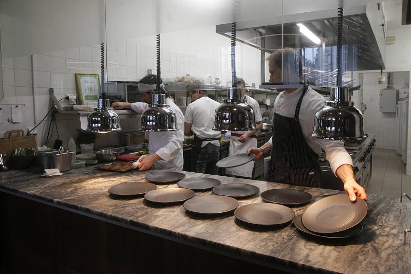 Akce se zúčastní i před pěti měsíci otevřený Rynk na Zelném trhu. Restaurace nabídne například burger z telecího masa.