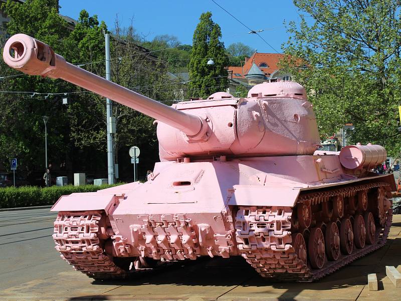 Růžový tank výtvarníka Davida Černého v Brně. Technici jej postavili před Červený kostel na Komenského náměstí. Tank je součástí výstavy Moravské galerie Kmeny 90.