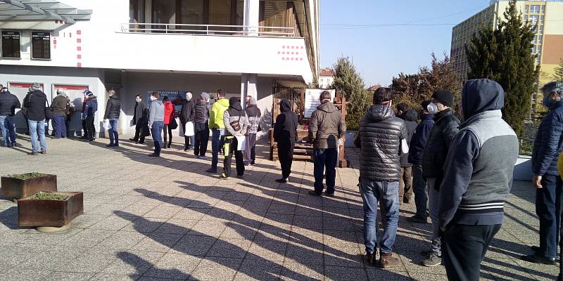 Ranní fronta před budovou magistrátu v brněnské Kounicově ulici.