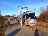 Tramvajová zastávka Kamenolom. Při přestavbě nepřehledné křižovatky nedaleko prodejny Uni Hobby na mimoúrovňovou bude zrušena.