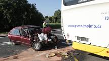 V Branišovicích na Brněnsku se srazil autobus s osobním autem.