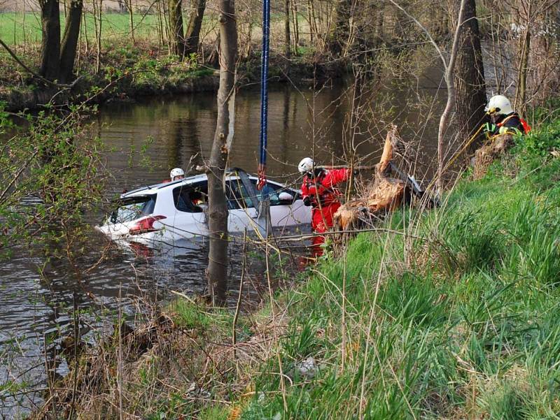 Auto sjelo do řeky Svratky a převrátilo se v ní na střechu.