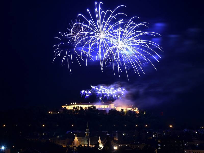 Oblohu nad Špilberkem v sobotu prozářil závěrečný nesoutěžní ohňostroj festivalu Ignis Brunensis. Podívaná nesla název Nebe na zemi podle slov známé skladby Jaroslava Ježka.