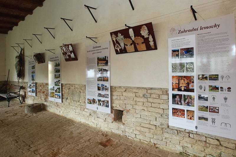 Opravená budova takzvané oranžerie v zahradě pod zámkem v Lomnici.