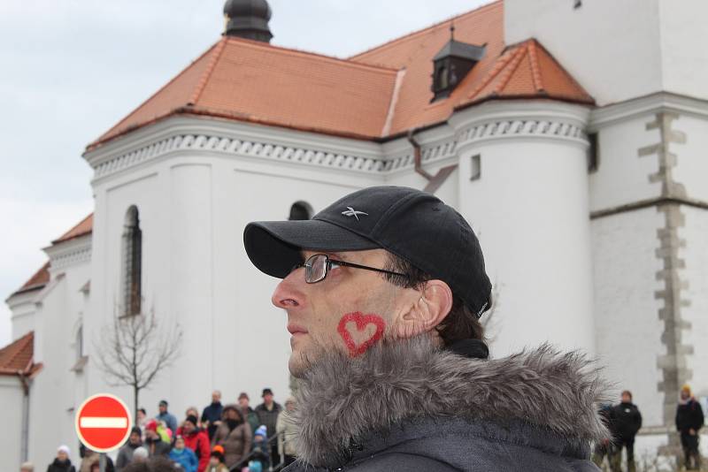 Brněnskou Líšní prošel v sobotu ostatkový průvod masek a krojovaných.