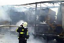 Plameny zachvátily kamion ve středu krátce před polednem na 14. kilometru dálnice D52 ve směru na Brno. Zlikvidovat požár vyrazilo sedm hasičských jednotek.