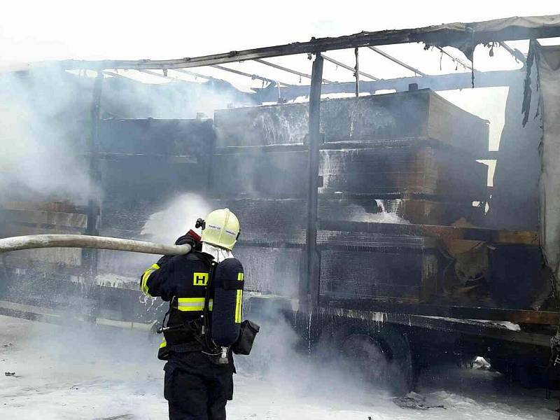 Plameny zachvátily kamion ve středu krátce před polednem na 14. kilometru dálnice D52 ve směru na Brno. Zlikvidovat požár vyrazilo sedm hasičských jednotek.