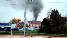V pátek odpoledne se v brněnských Bohunicích rozhořel požár. V Bohunické ulici u zastávky Traťová tam vzplála hala autodílny. 
