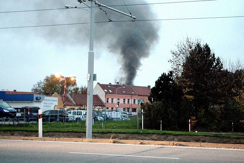 V pátek odpoledne se v brněnských Bohunicích rozhořel požár. V Bohunické ulici u zastávky Traťová tam vzplála hala autodílny. 