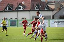 Líšeňští fotbalisté (v bílém) zdolali Třinec 1:0 a dvě kola před koncem zůstávají o bod za barážovou pozicí.