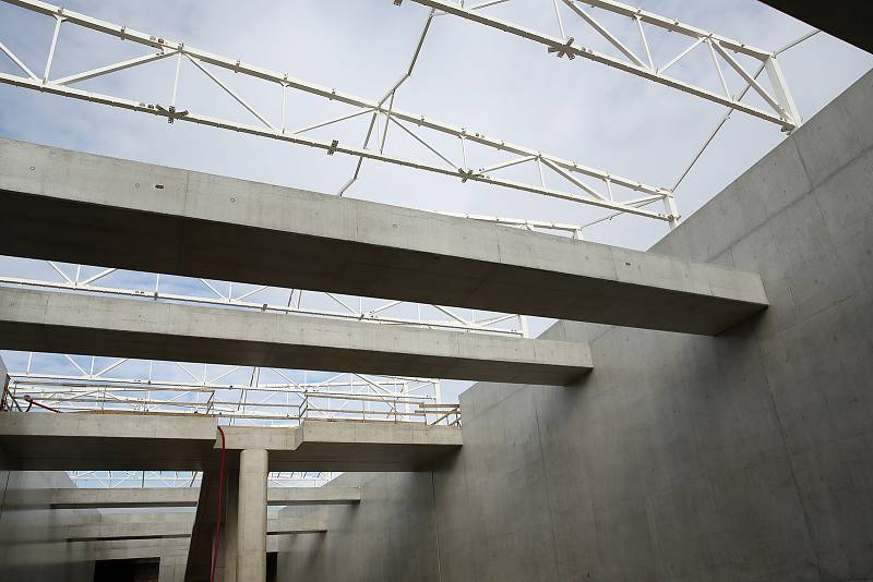 Tramvajový tunel v brněnských Bohunicích dva roky po zahájení stavby.