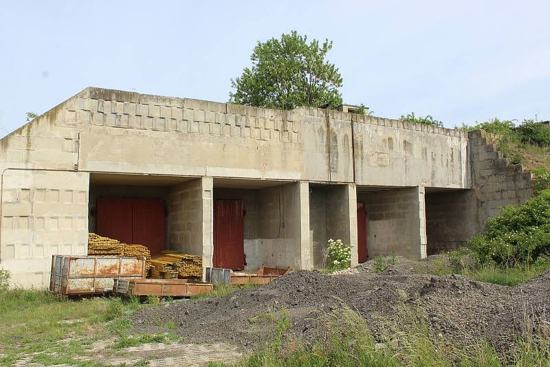 Bývalý vojenský areál tyčící se nad Újezdem u Brna je na prodej. Město za něj chce dvacet milionů korun.