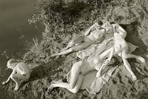 Přirozeně. Tak přirozeně, jak jen to je pro všechny zúčastněné možné. Karel Novák své snímky z nudistických pláží v galerii zatím nevystavoval, Jock Sturges, jehož fotografiemi se pyšní nejvýznamnější světové sbírky, zase nikdy u nás nevystavoval.