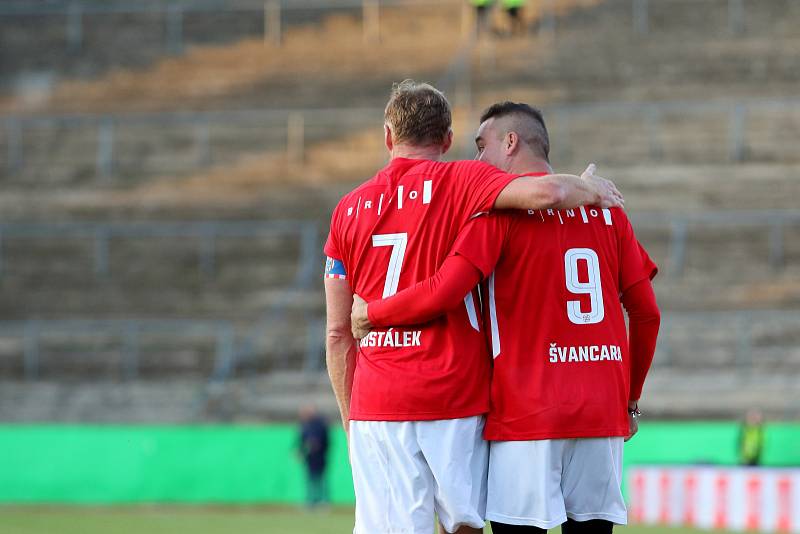 Za Lužánkami se před rokem utkaly legendy Zbrojovky Brno a Sigmy Olomouc. Duel skončil remízou 4:4.