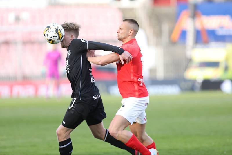 Fotbalisté Zbrojovky (v červeném) podlehli Jablonci 1:2.