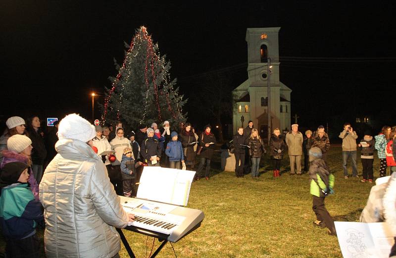 Česko zpívá koledy si užili také lidé, kteří vyrazili do Podolí na Brněnsku k tamnímu kostelu.