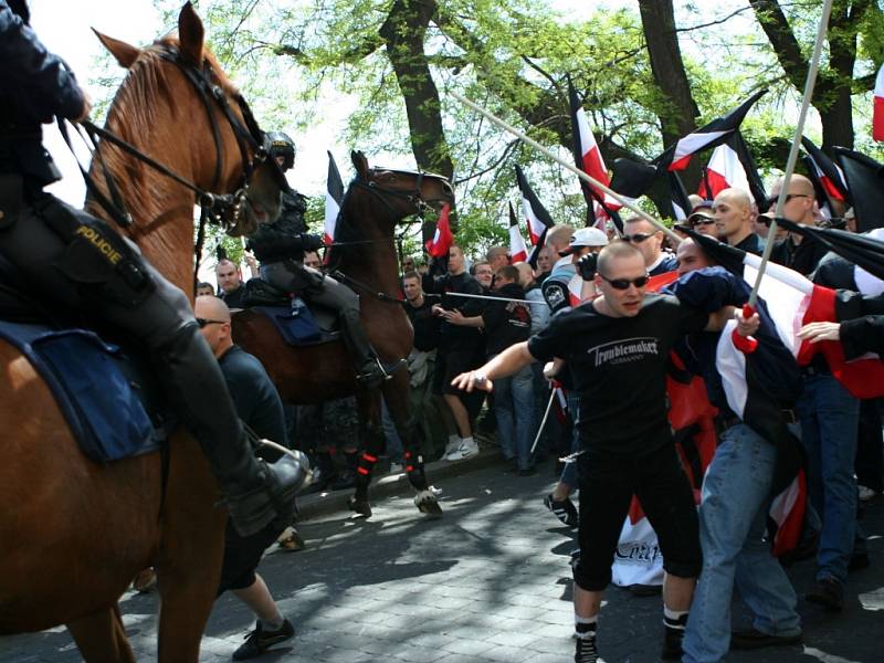 Střet mezi policií a účastníky pochodu