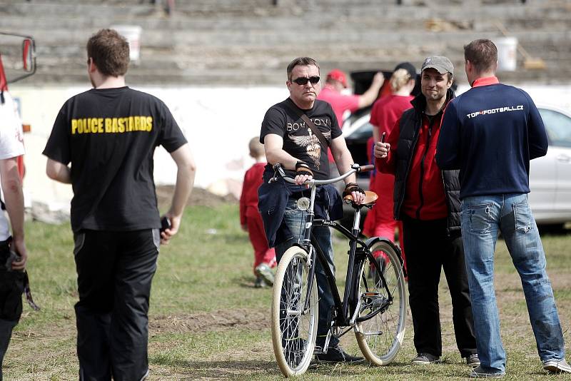 Poslední veřejná brigáda na fotbalovém stadionu za Lužánkami. Odměnou pro její účastníky byl Švancarův guláš a příjezd fotbalistů Zbrojovky.