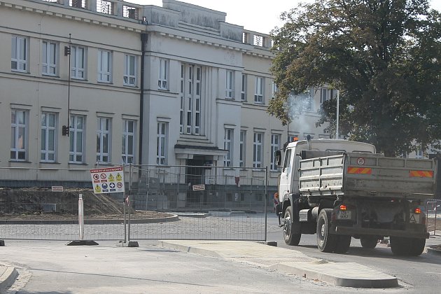 V Břeclavi vzniká u hlavní pošty nová okružní křižovatka. Z poloviny už je hotová. Od pondělí po ní jezdí auta.