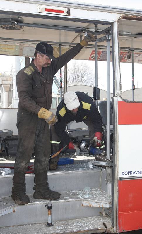 Pracovníci brněnského dopravního podniku začali likvidovat osmaosmdesát vyřazených autobusů z poloviny devadesátých let. Dělníci teď ve vrakovišti v brněnských Bohunicích staré autobusy rozebírají na části.