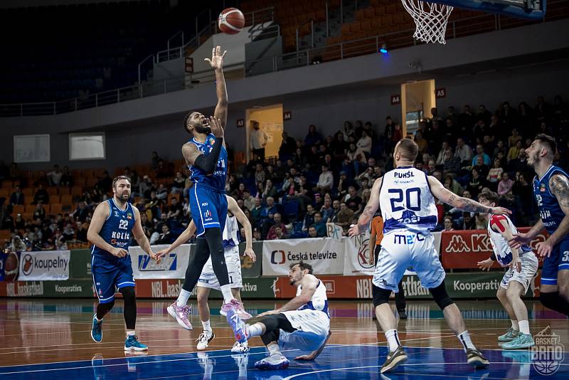 Brněnští basketbalisté (v bílém) padli doma s Kolínem 95:102 po prodloužení.