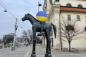 Štít Jošta Moravského na Moravském náměstí v Brně zdobí ukrajinská vlajka.