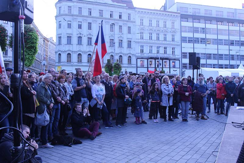 V Den české státnosti se v Brně uskutečnil pochod Kroky pro demokracii pořádaný iniciativou Společně Brno. Pochodu, na němž řečníci kritizovali současný stav české demokracie a kauzy kolem premiéra Andreje Babiče, se zúčastnilo několik stovek lidí.