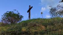Velatická slepencová stráň a hřeby pobitý kříž na jejím vrcholu.