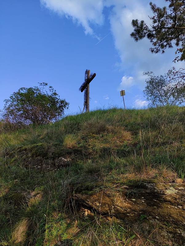 Velatická slepencová stráň a hřeby pobitý kříž na jejím vrcholu.