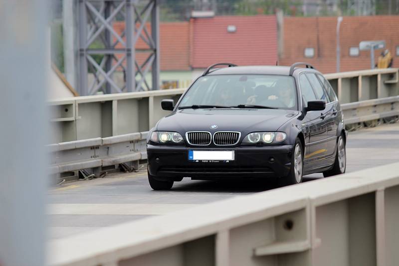 Do dvou pruhů v každém směru vrátili silničáři dopravu u Tomkova náměstí v Brně. Směrem do Husovického tunelu jezdí auta přes mostní provizorium.