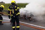 Plameny zničily auto v pondělí ráno na 202. kilometru dálnice D1 nedaleko Šlapanic na Brněnsku.