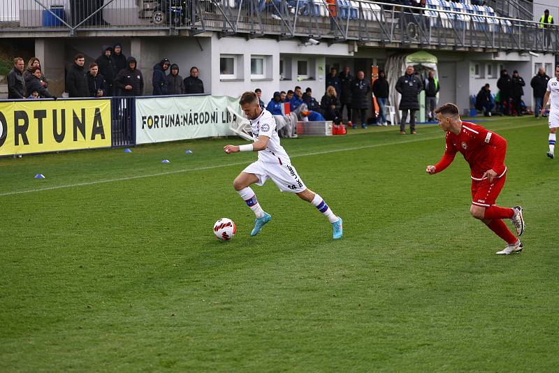 Líšeňští fotbalisté (v bílém) remizovali na domácím hřišti s Chrudimí 0:0.